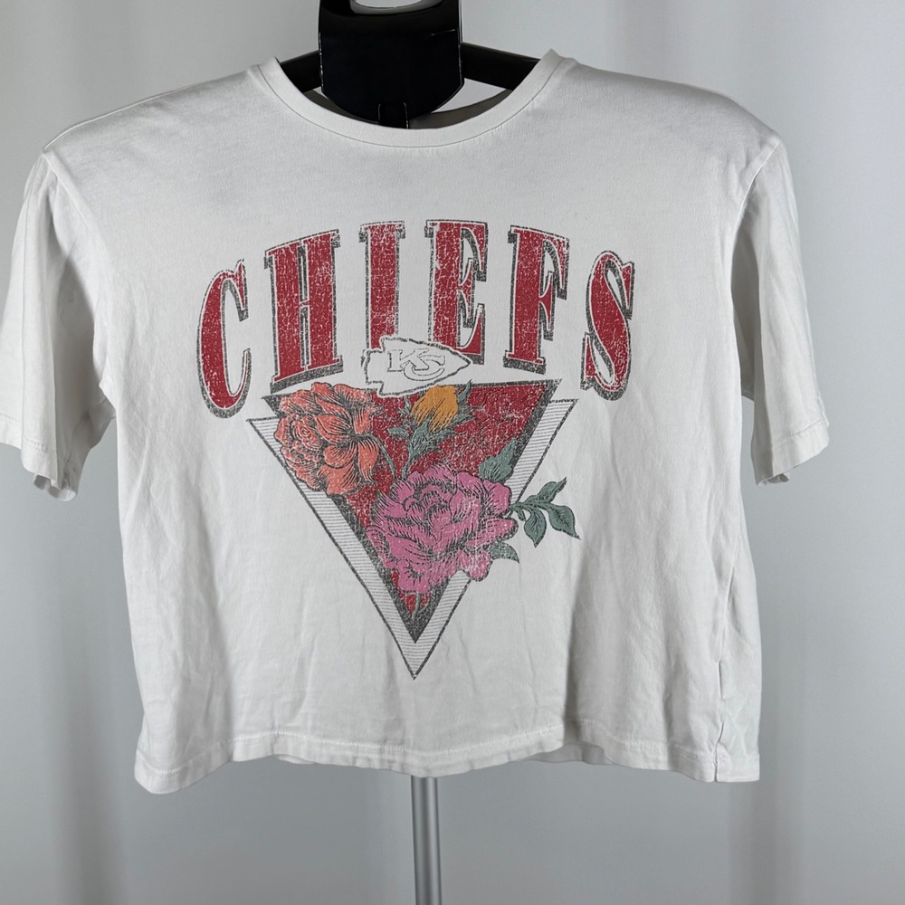 WEAR by Erin Andrews Kansas City Chiefs Floral Graphic Crop T-Shirt White XS
